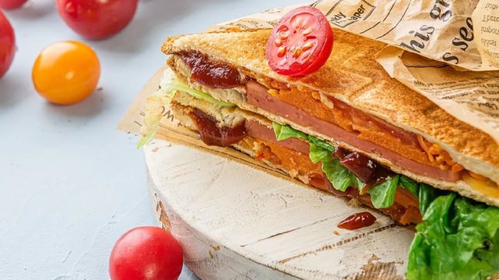 如何制作輕食：培根鮮蔬三明治